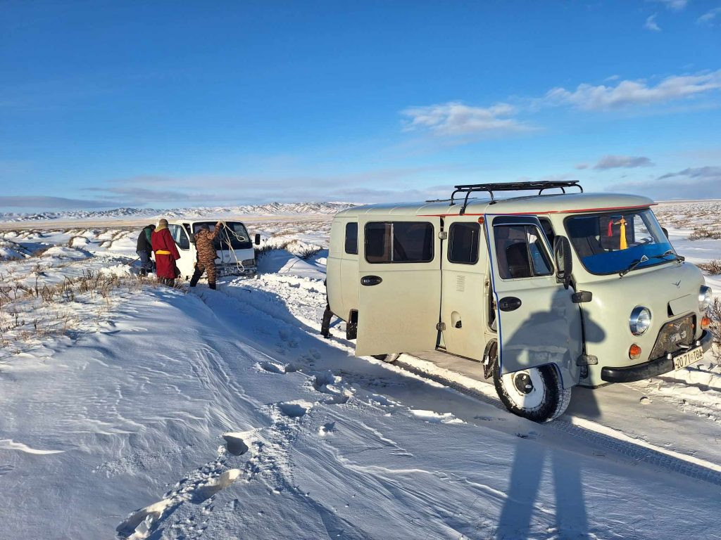 Цасанд боогдсон 57 айлыг нүүлгэн шилжүүлж, 550 км замыг нээжээ