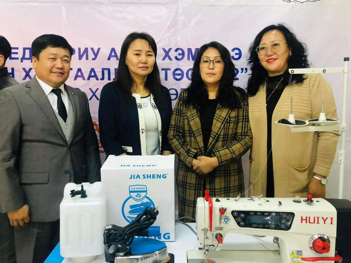 62 өрхөд оёмол бүтээгдэхүүн үйлдвэрлэхэд зориулсан тоног төхөөрөмж хүлээлгэн өглөө