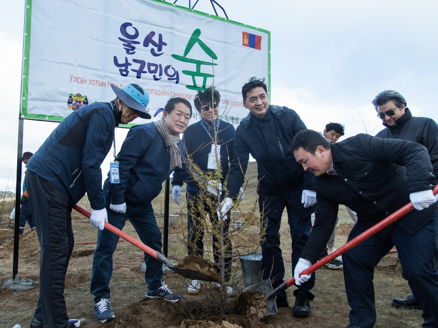 БНСУ-ын УЛСАН хотын НАМ дүүргийн төлөөлөгчид ХАН-УУЛ дүүргийн “ЭКО ОЙН ТӨГӨЛ”-д 400 гаруй ШИНЭС ТАРИЛАА