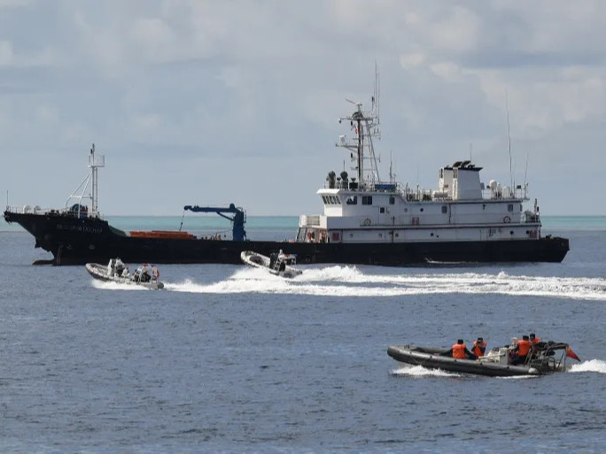 ВИДЕО: Хятадын цэргүүд Филиппиний загас агнуурын хөлөг онгоцнууд руу усан буугаар буужээ