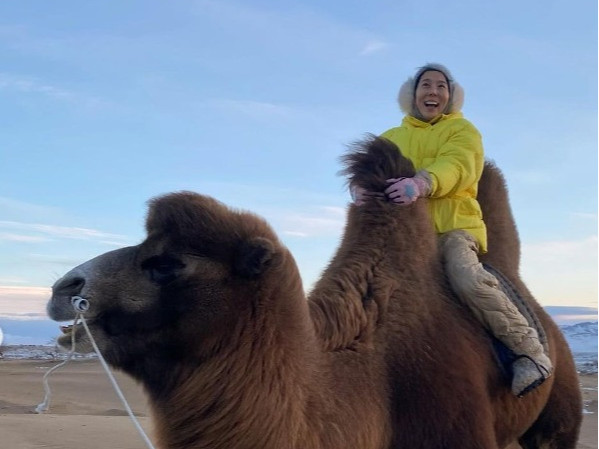 ВИДЕО: БНСУ-ын жүжигчин, youtuber Ким На Ён Монголд аялсан тухай анхны влогоо youtube сувагтаа байршуулж, "Нарантуул" захыг онцолжээ