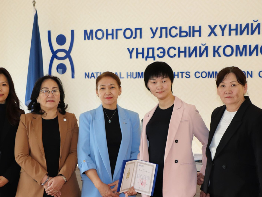 Хөгжлийн бэрхшээлтэй иргэдийн мэргэжилтэн Б.Болороог “Хүний эрхийн төлөө” хүндэт тэмдгээр шагналаа
