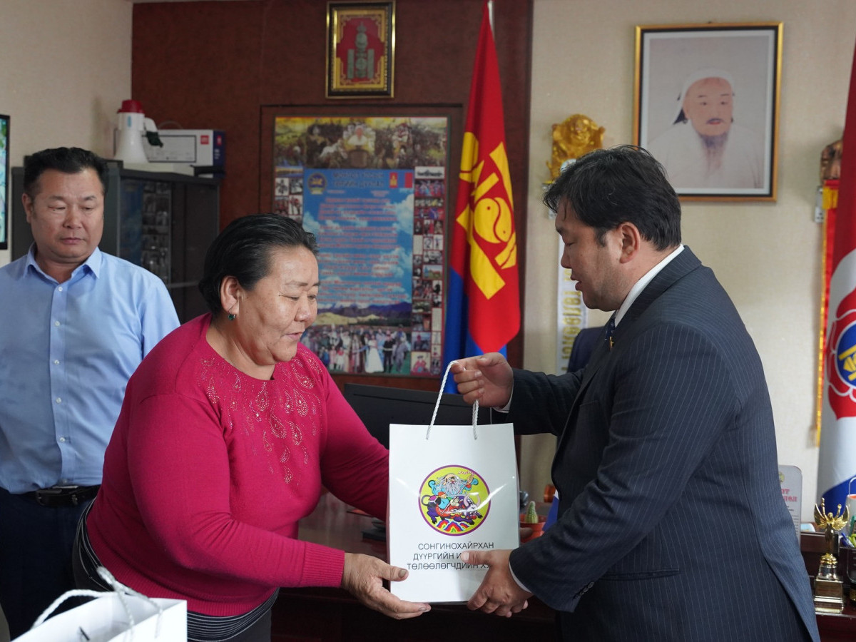 Улс төрийн хилс хэрэгт хэлмэгдсэн иргэд, тэдгээрийн үр хүүхэд, ач зээ нарт хүндэтгэл үзүүллээ