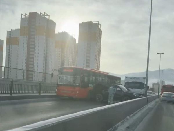 Автобус, автомашинтай мөргөлсөн осол гарч, "Нарны гүүр"-ний авто замын хөдөлгөөн зогсжээ