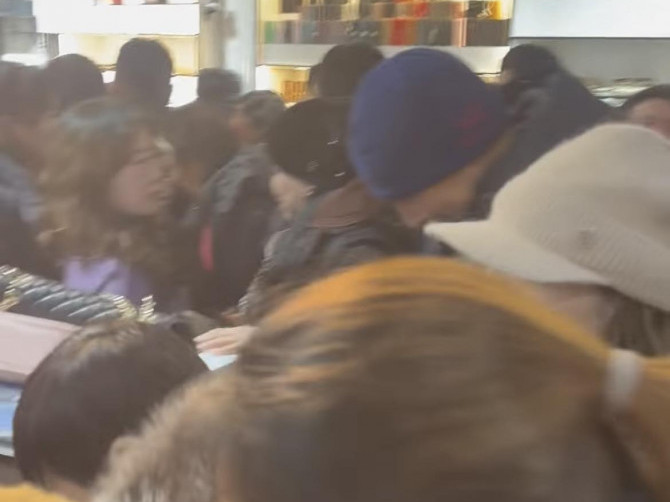 ВИДЕО: Хямдрал зарласан дэлгүүрт иргэд ихээр үйлчлүүлж, хяналтгүй байдал үүсэж, цөөнгүй бараагаа хулгайд алджээ