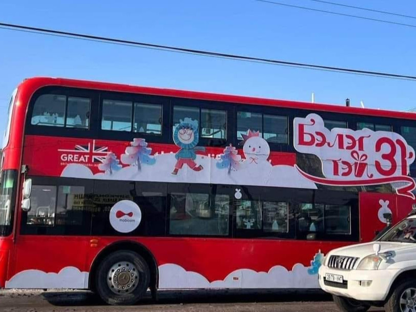 ФОТО: Офицер-5 шар чиглэлийн давхар автобусны жолооч сантагийн хувцас өмсөж, иргэдэд үнэ төлбөргүй үйлчилж байна