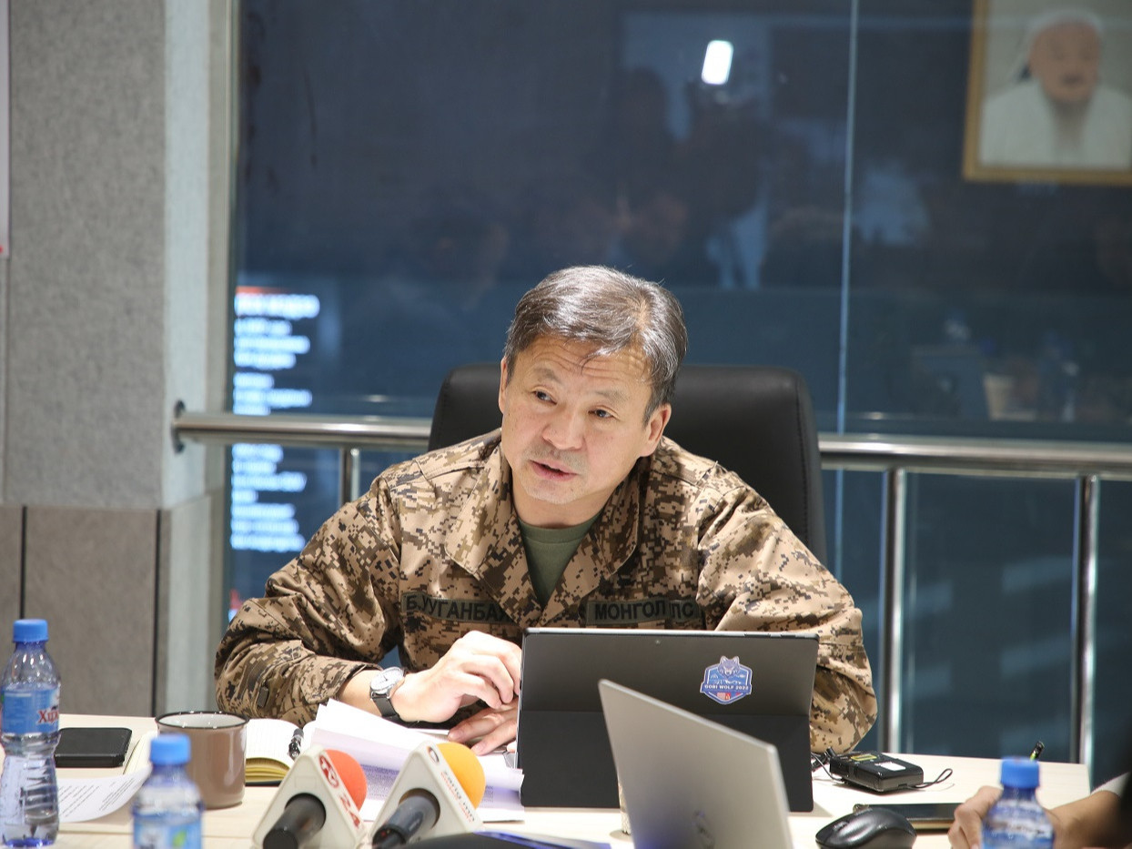 "Засмал замаас 18 километрийн зайд байгаа сум руу хоёр хонож очиж, бензинээ хүргэж байна"