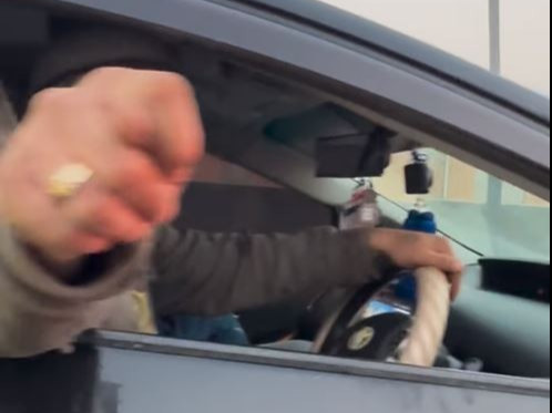 Шаардлага тавьсан иргэн рүү салаавч гаргасан жолоочийн эрхийг гурван сараар хасаж, 50 мянган төгрөгөөр торгожээ