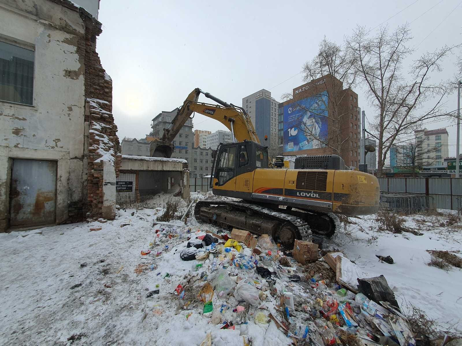 Урт цагааныг нурааж эхэллээ
