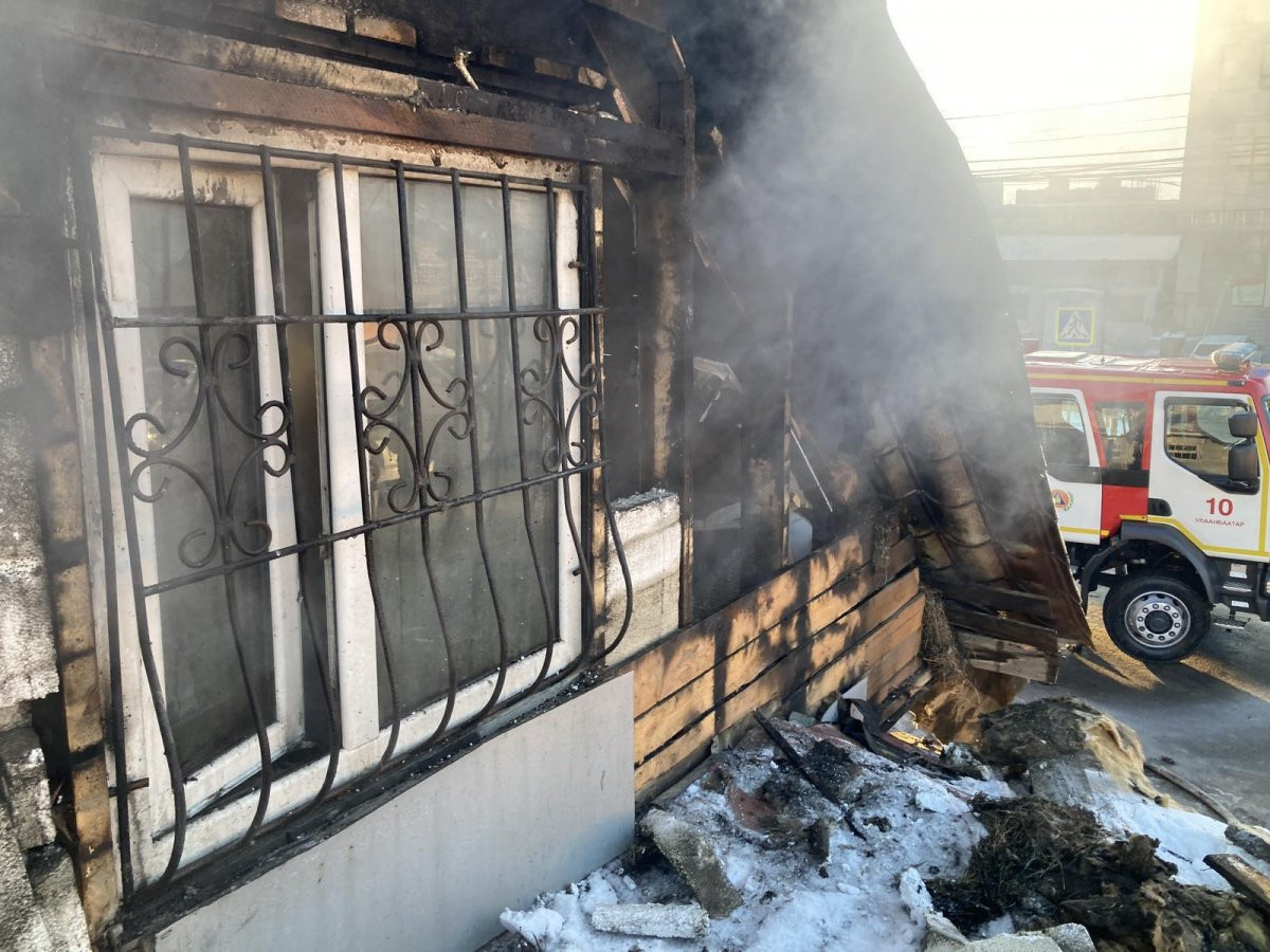 Шашны эд зүйлсийн дэлгүүрт гарсан галыг унтраахаар ажиллаж байна