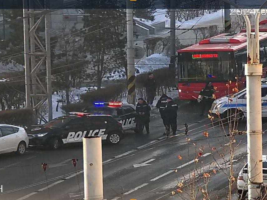 Өнөөдөр Төв шуудангийн хажууд автомашинд нэгэн эх амаржжээ 