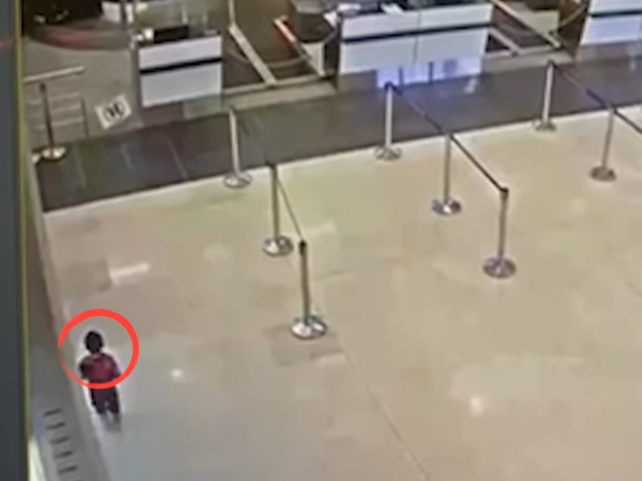 Хоёр настай хүүхэд онгоцны ачаа жинлэж, зөөвөрлөх урсдаг замаар орж хоёр давхраас нэг давхарт унажээ