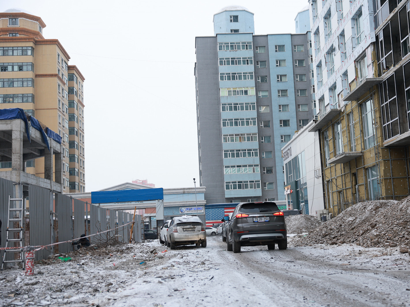 Газрын хэмжээгээ хэтрүүлэн хашаалсан аж ахуйн нэгжийн хашааг албадан чөлөөллөө