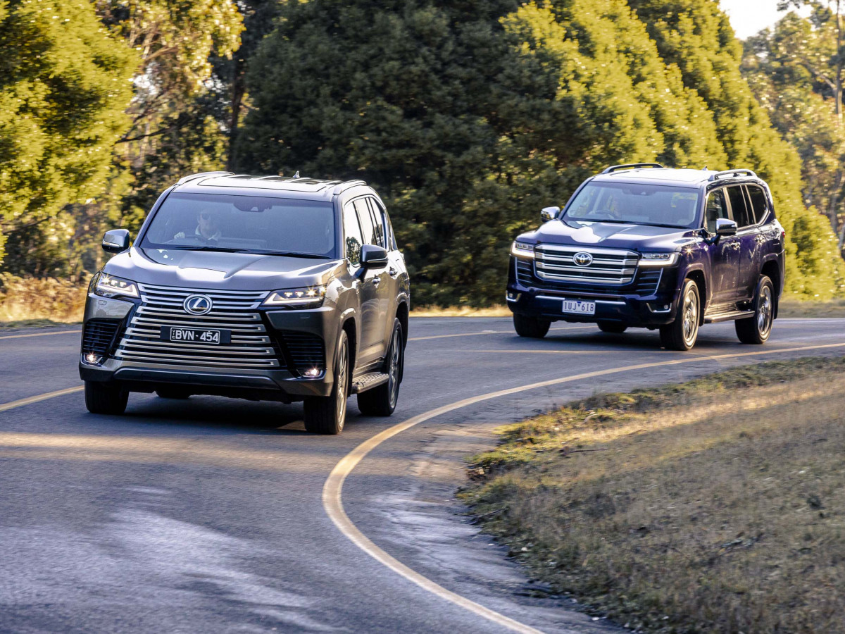 "Toyota" компани "Land Cruiser 300", "Lexus 500D" автомашинд доголдолтой хөдөлгүүр илэрсэн тул борлуулалтаа зогсоолоо