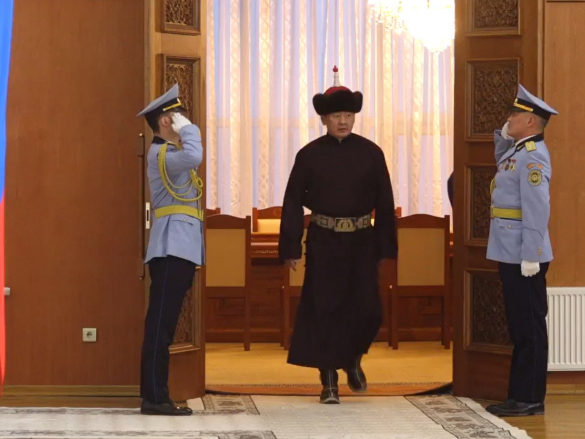 Төрийн гурван өндөрлөг Төрийн туганд хүндэтгэл үзүүллээ 
