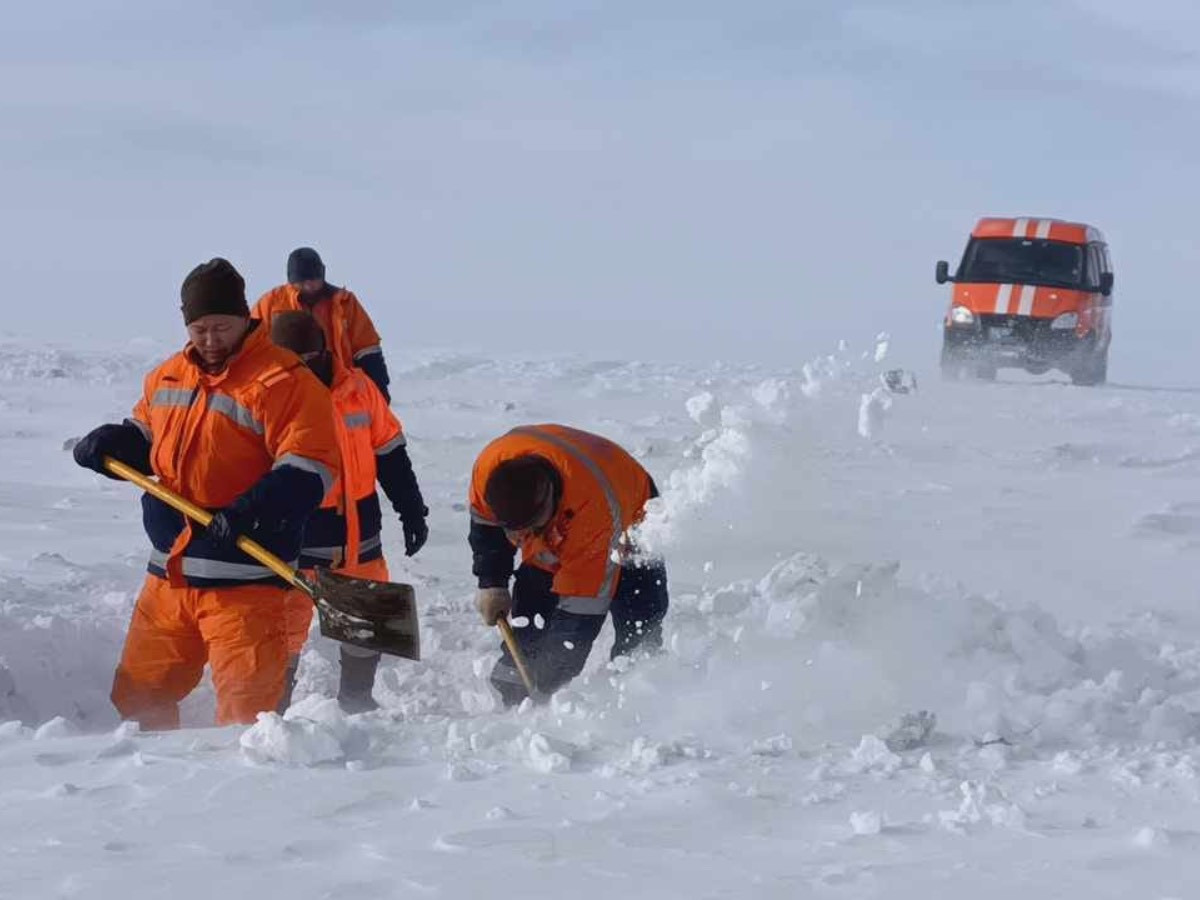 Цасны нурангид дарагдаж, бэртсэн малчныг аварчээ
