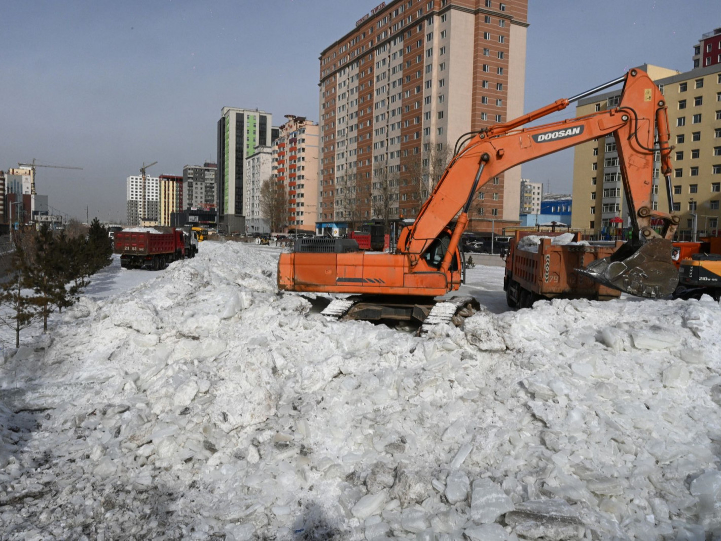 Шар усны үерээс сэргийлэн Сэлбэ голын мөсийг зөөж эхэллээ