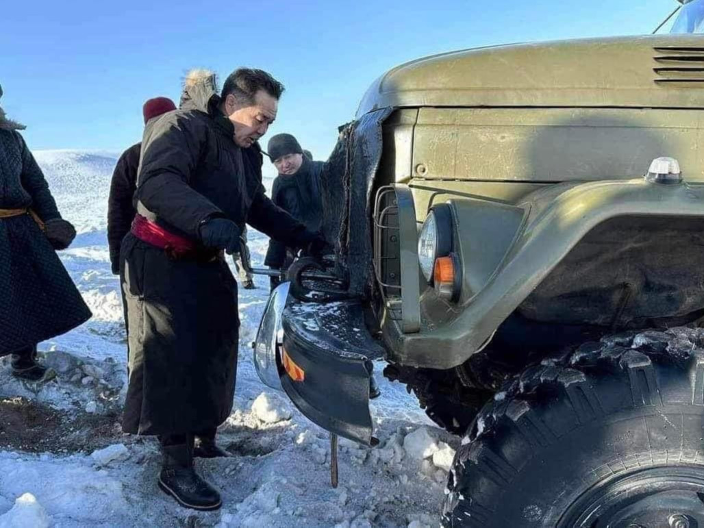"Автомашин манийлдан асааж буй бичлэг"-ээ тараасан УИХ-ын гишүүн, Үндэсний бөхийн гарьд Ц.Цэрэнпунцаг "цаашид чаддаг юмаа л хий" гэсэн шүүмжлэлд өртөв