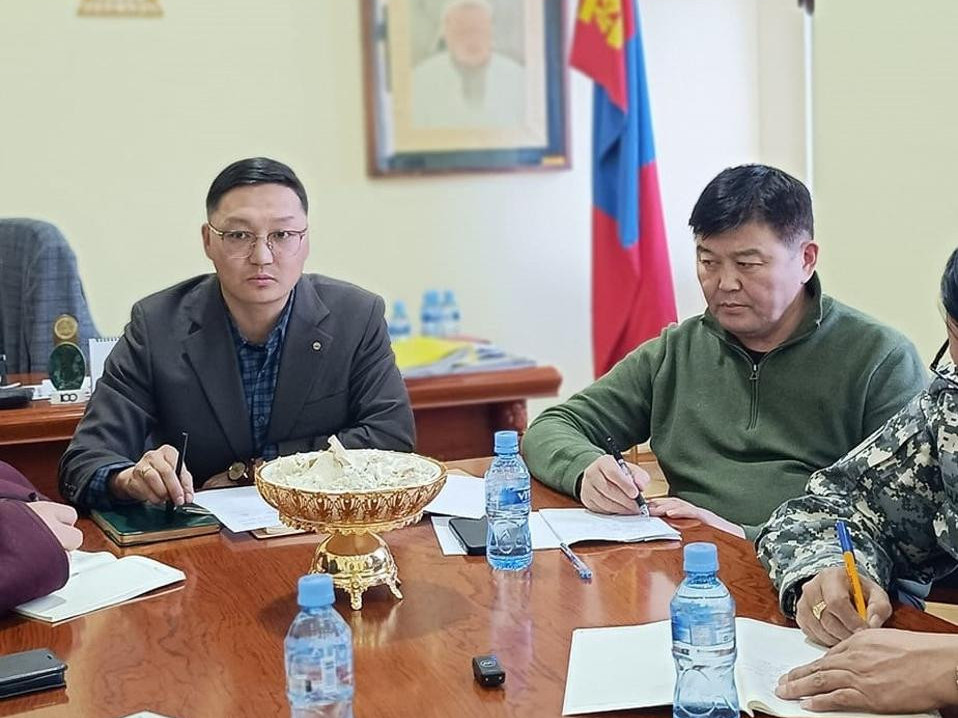 Мөнххаан суманд 80 тонн өвс, 90 тонн тэжээлийг татан төвлөрүүлж, малчдад тараажээ