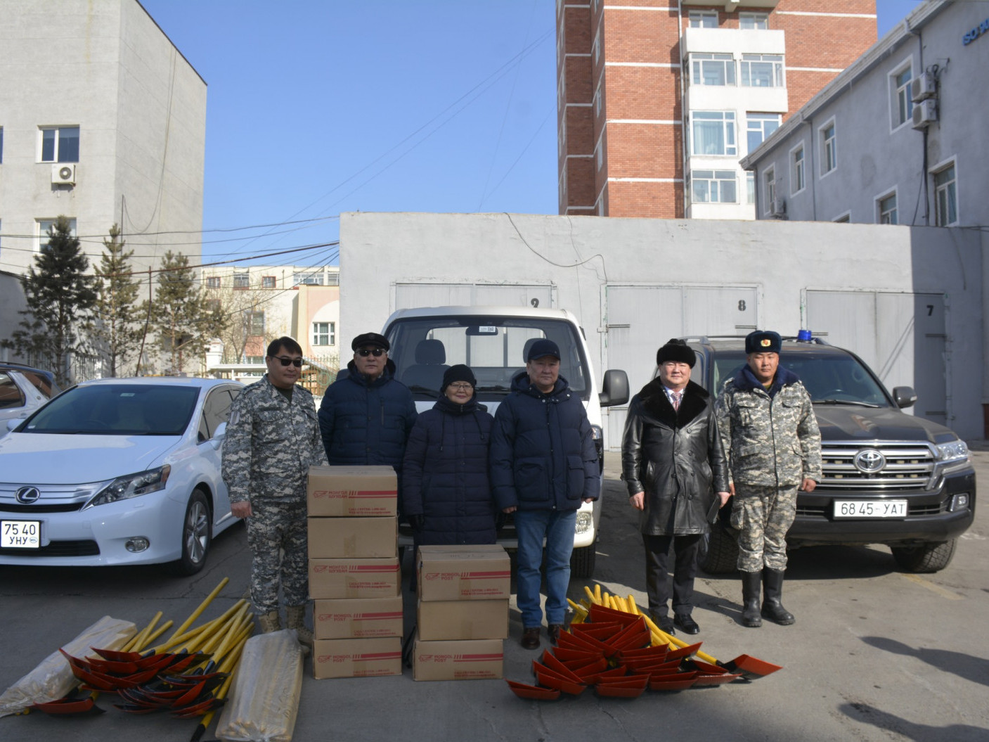 “Монгол хурандаа” нийгэмлэгээс малчдад туслах аянд нэгдэж, 120 орчим хүрз, 400 бээлий хандивлажээ