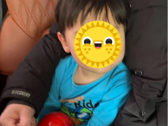  Нимгэн хувцастай цэцэрлэгээсээ гараад, ганцаараа зам дагуу алхаж явсан хүүг багшид нь хүлээлгэж өгчээ