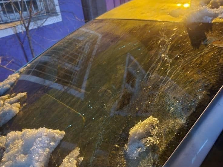 Байшингийн дээврийн мөснөөс холуур явах, доор нь автомашинаа байрлуулахгүй байхыг анхаарууллаа