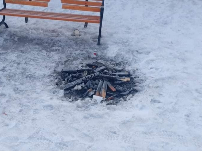 Богд уулын аманд амрах зориулалтаар хийсэн сандлыг эвдэлж, гал түлсэн байжээ