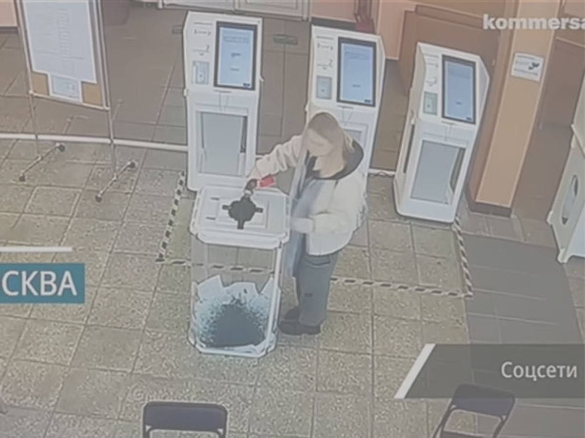 ВИДЕО: ОХУ-ын Ерөнхийлөгчийн сонгуулийг эсэргүүцсэн иргэн саналын авах хайрцаг руу бэх цацаж, сонгуулийн штабын байранд нь гал тавьжээ