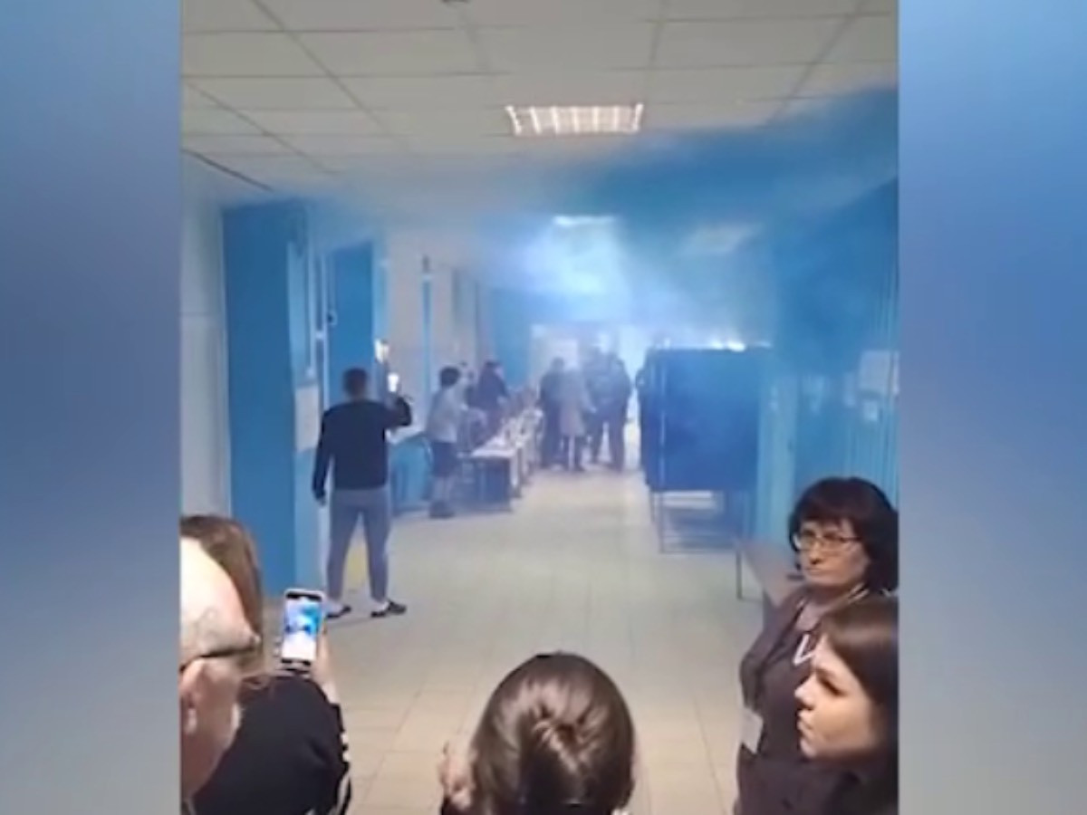 ВИДЕО: ОХУ-ын Ерөнхийлөгчийн сонгуулийг эсэргүүцсэн иргэд санал авах байранд утаат бөмбөг хаяж, саналын хуудас рүү шингэн зүйл асгасан хэргүүд гарчээ