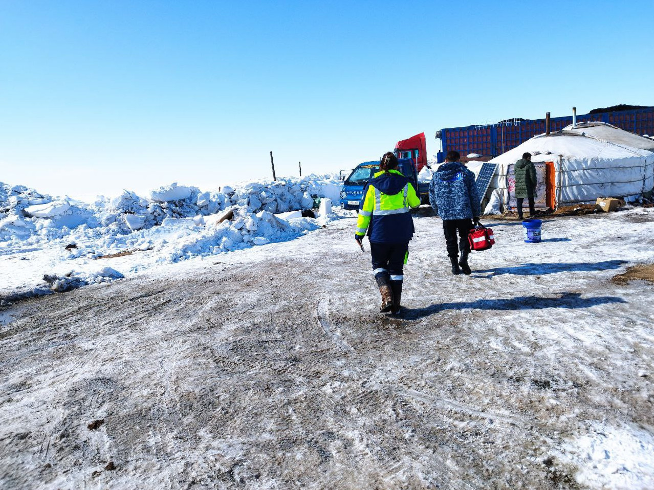 УГТЭ: Эмч нарын баг алслагдсан сумдын 200 гаруй малчинд тусламж үзүүлэв