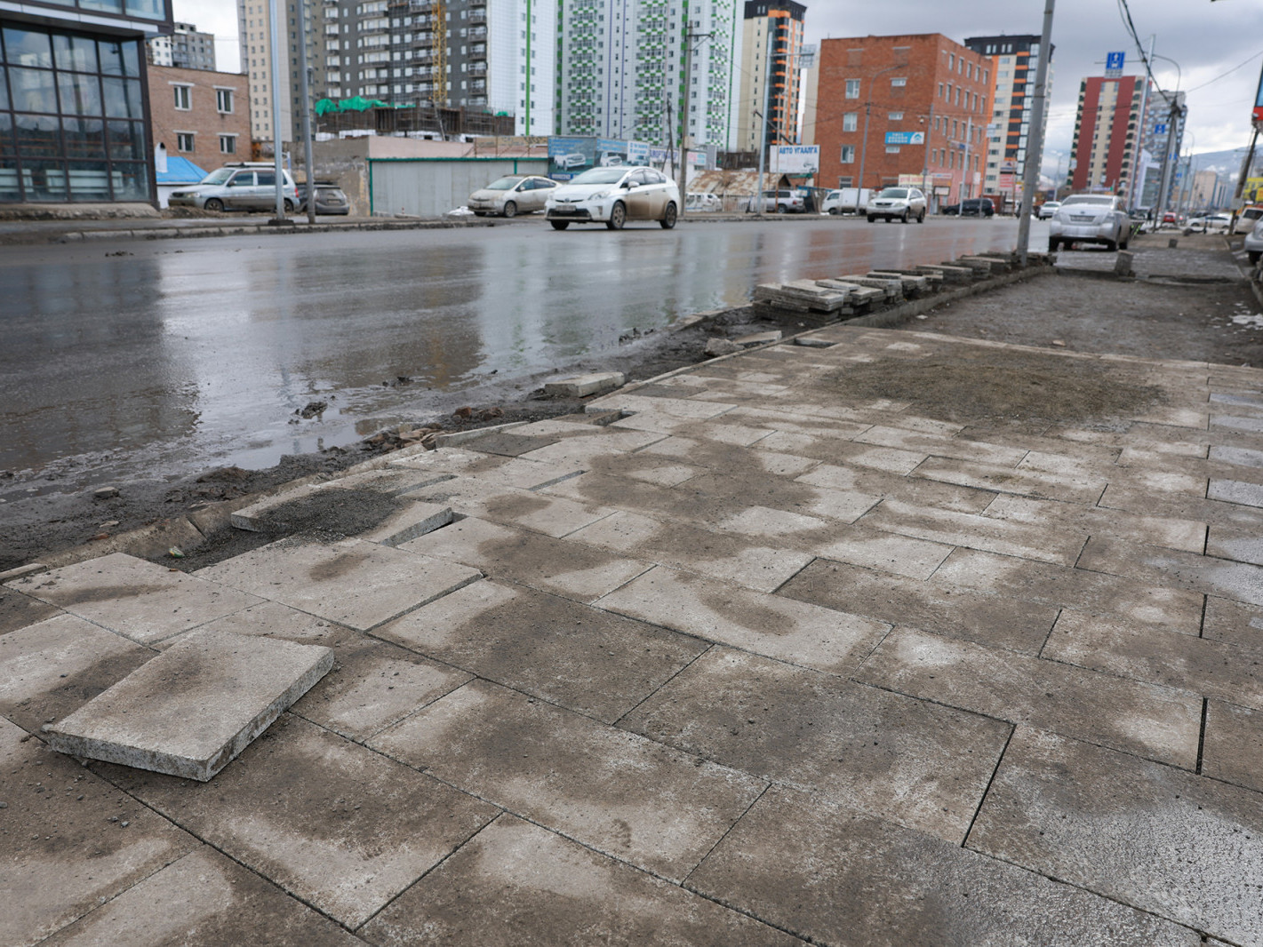 "32-ын тойрог"-оос "Хүнсний 4-р дэлгүүр" хүртэл байгалийн боржин чулуу ашиглан халтирдаггүй явган хүний зам хийж эхэллээ 