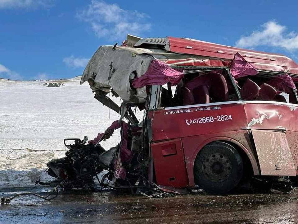 "Автобусны жолооч хурд хэтрүүлэн урсгал сөрж явсан"  гэдгийг зорчигч нь ярьжээ