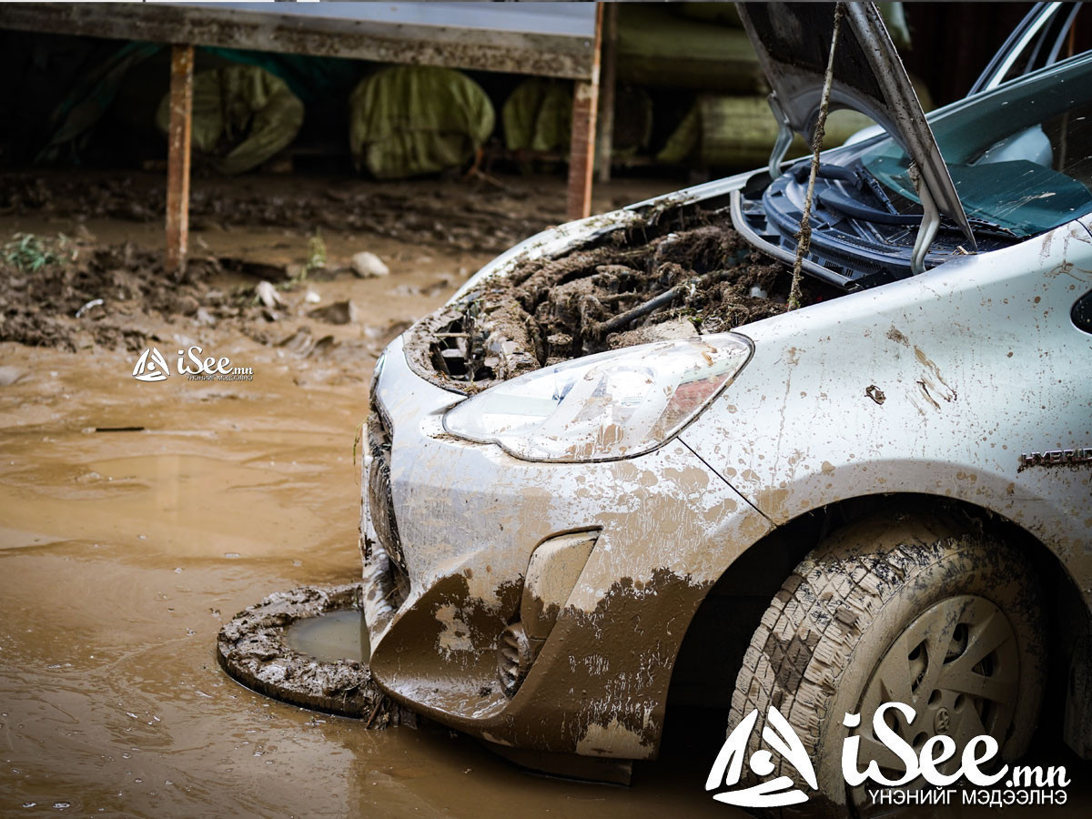 Орхон голын мөс цөмөрч, “приус-20” автомашин усанд суусан байсныг татан гаргажээ  