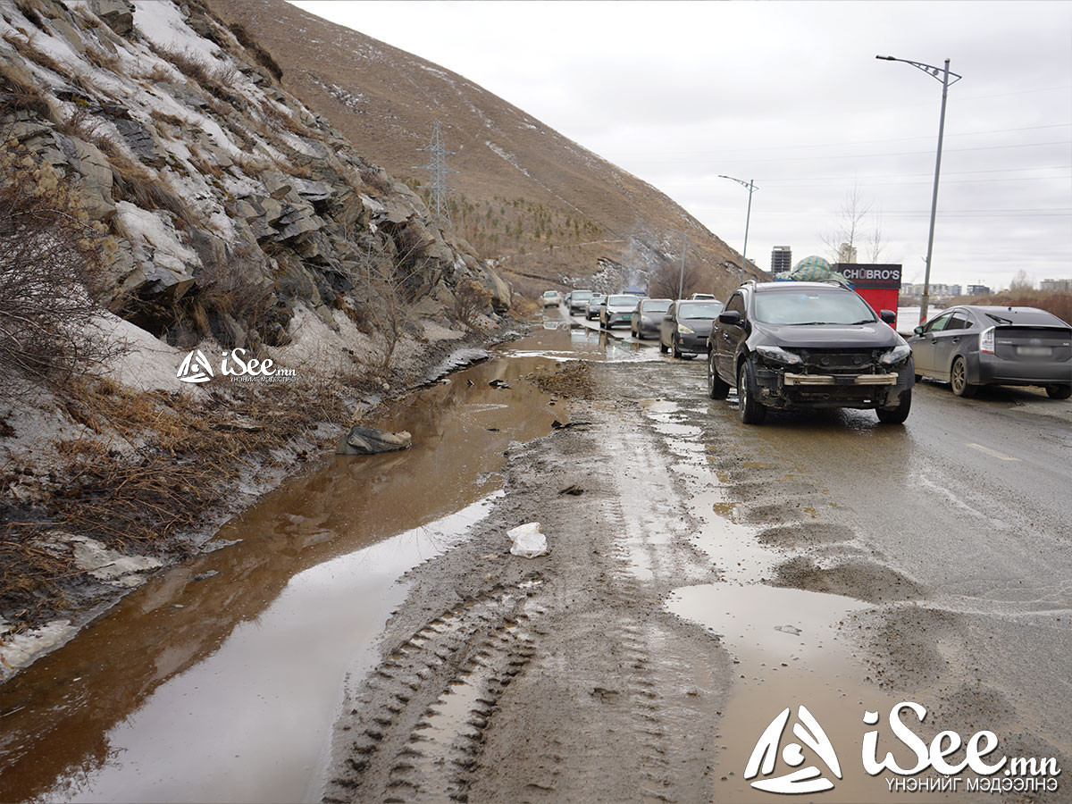 ВИДЕО: Ус зайлуулах "шуудуу"-г нь дугуйн зам болгосноос болж "Уулын зам" усанд автаж, нурах аюулд оржээ