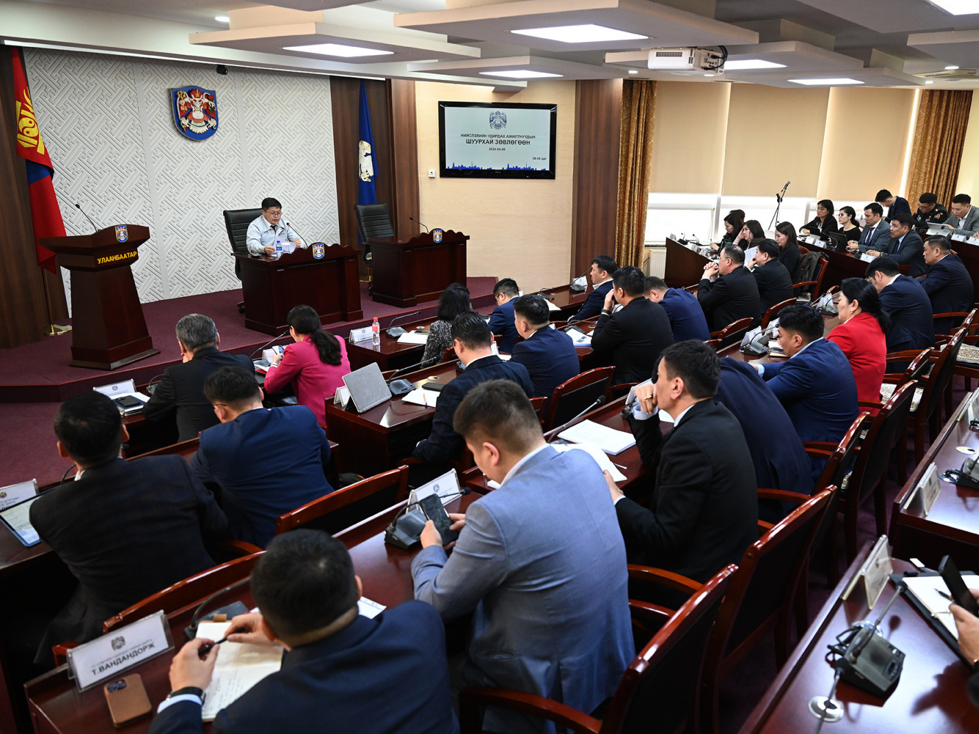 Нийтийн эзэмшлийн зам талбай дахь стандартын зөрчлийг арилгуулж байна