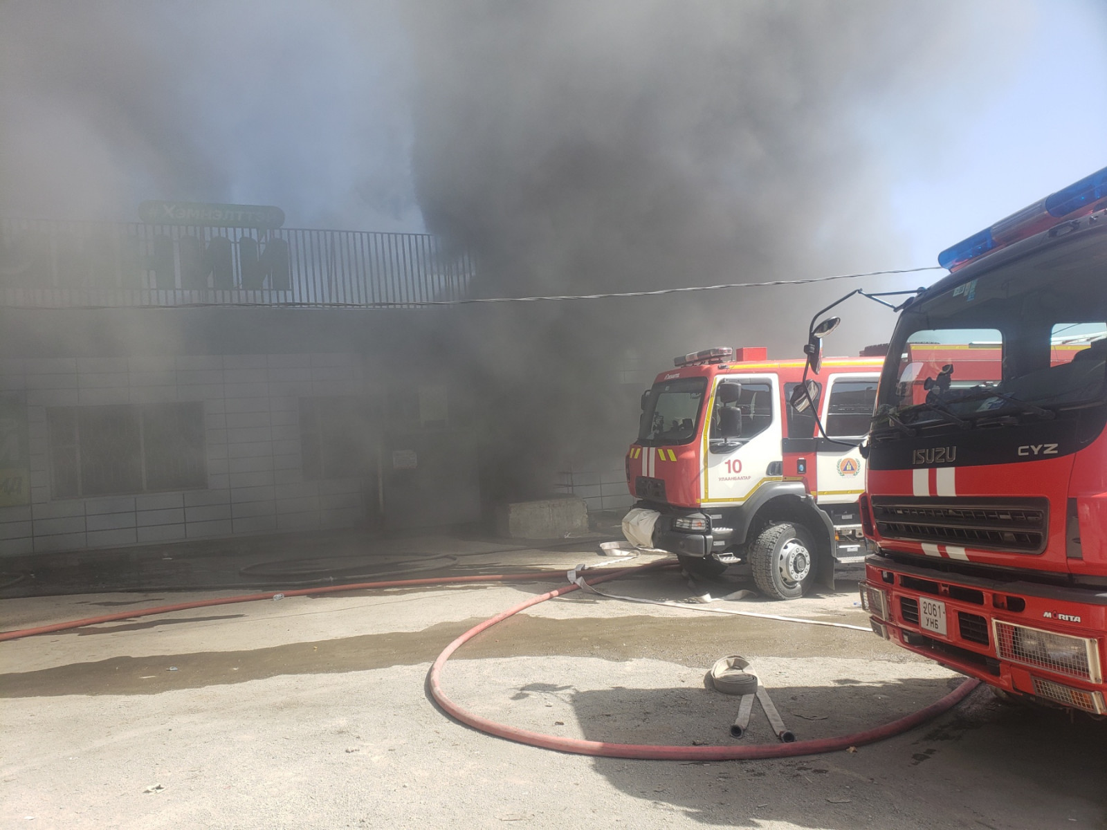 ВИДЕО: Баянхошууны “Миний сүлжээ” дэлгүүрийн агуулахад гарсан галыг унтраахаар ажиллаж байна