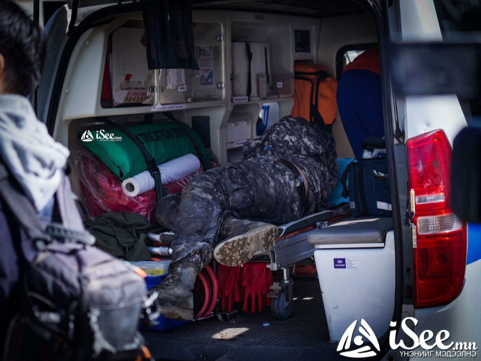 Галын улмаас бэртэл авсан хоёр алба хаагч хөнгөн зэргийн бэртэл авсан бөгөөд Цэргийн төв эмнэлэгт эмчлүүлж байна