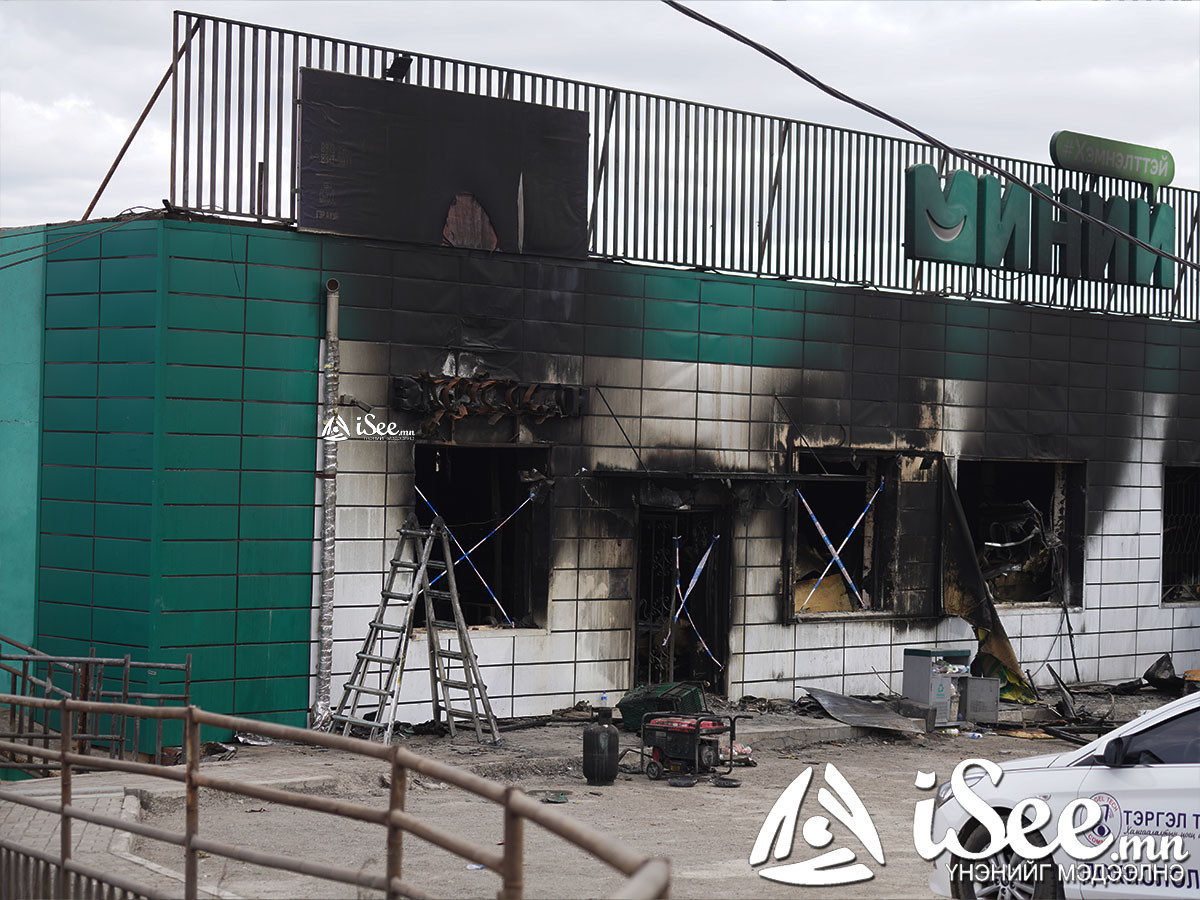 ВИДЕО: “Миний сүлжээ”дэлгүүрийг тойруулан цагдаагийн тууз татаж, бүлэг хүмүүс хамгаалалтанд авчээ