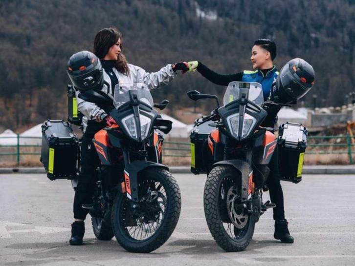 Эмэгтэй мотоциклчид болох Н.Оргилмаа, Э.Эрдэнэчимэг нар "Торгоны зам" раллид оролцож, 30 мянган км аялна