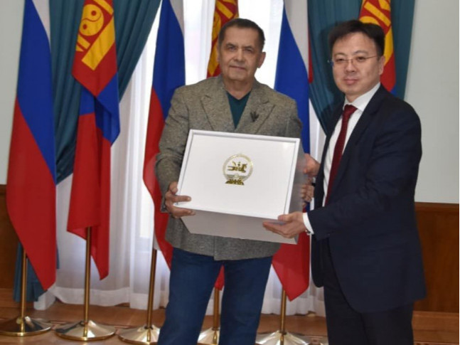 Ерөнхийлөгч У.Хүрэлсүх ОХУ-ын нэрт дуучин Н.Расторгуевт гарын бэлэг илгээжээ