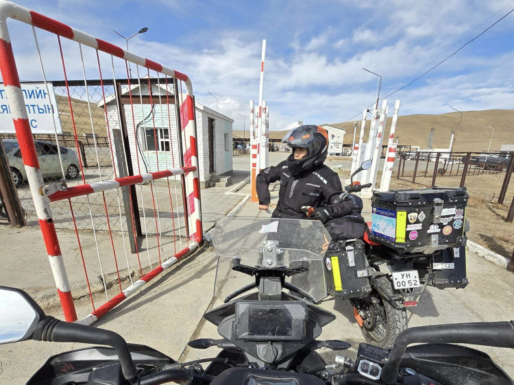 Мотоциклтой аялж буй монгол эмэгтэйчүүдийн гадаад паспортыг Оросын шалганы ажилчид хураан авч, тэднийг хил дээр хонуулжээ