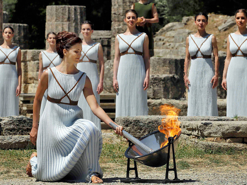 ВИДЕО: Грек улс Олимпын галыг Парисын талд хүлээлгэн өглөө