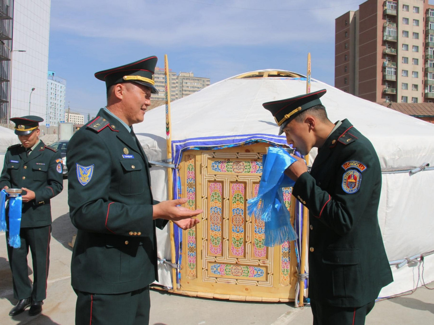 Албандаа манлайлагч, тэргүүний гурван ахлагчид иж бүрэн давхаргатай өргөө цагаан гэр бэлэглэжээ