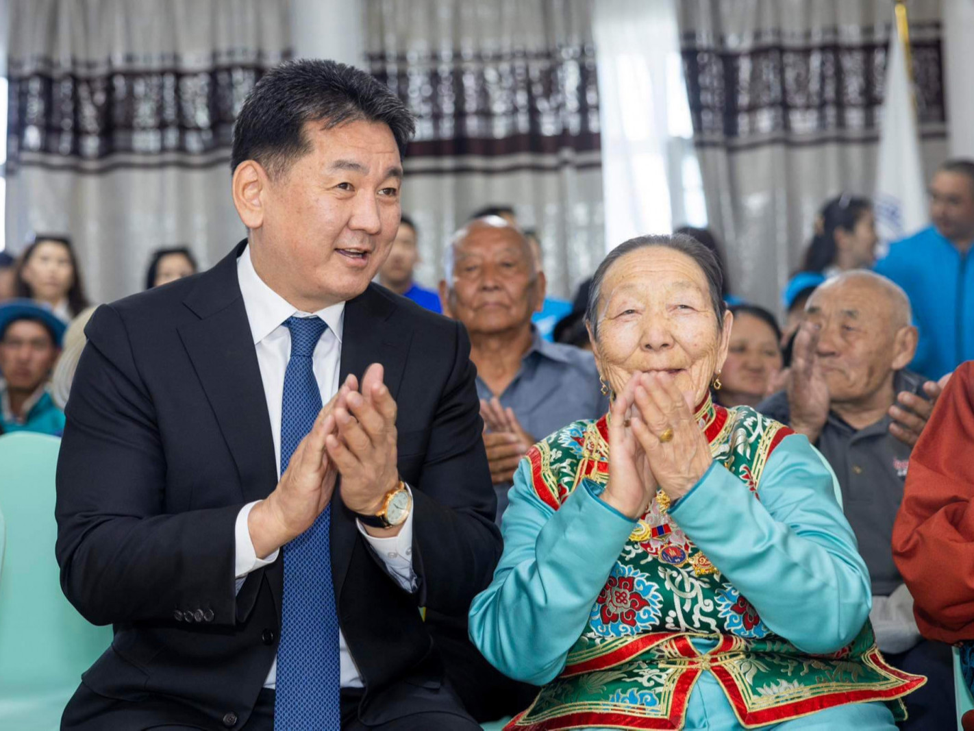 Ерөнхийлөгч У.Хүрэлсүх Батсүмбэрийн асрамжийн газарт ажиллажээ