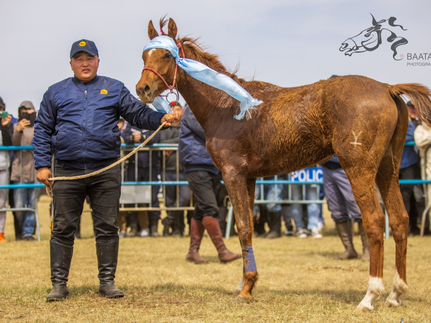 ВИДЕО: "Ирээдүйн түмэн эх" дааганы уралдаанд Д.Дагвадоржийн сартай зээрд даага түрүүлж, Ланд-300 маркийн автомашинаар байлуулжээ