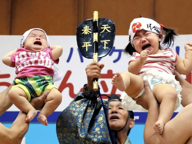 Японд жил бүр зохиогддог "нярай хүүхдүүдийн уйлах уралдаан"-д 700 гаруй нярай оролцжээ