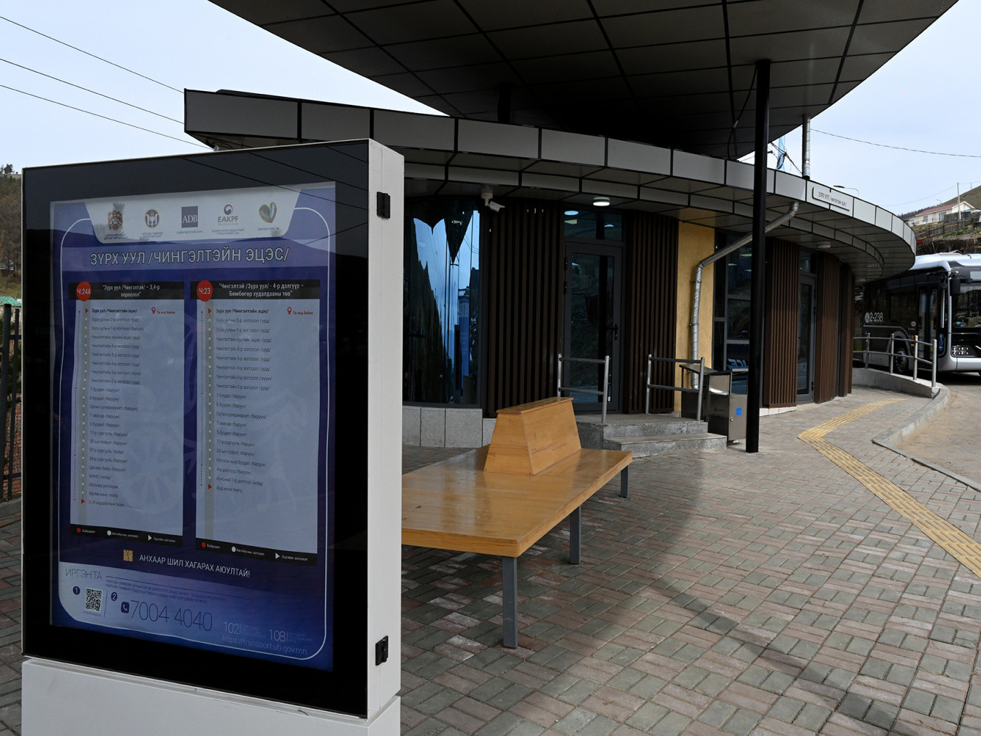 ФОТО: Чингэлтэй дүүрэгт хяналтын камертай, дотроо 00-той автобусны буудал ашиглалтанд орлоо