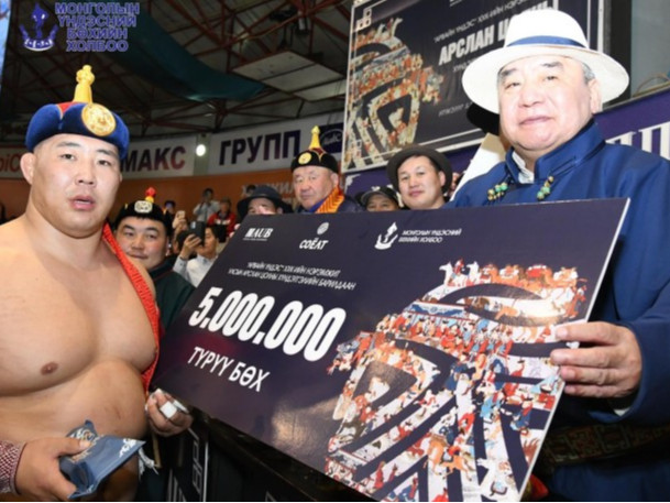 Улсын арслан цолны хүндэтгэл үзүүлэх 128 бөхийн барилдаанд улсын аварга О.Хангай түрүүллээ 