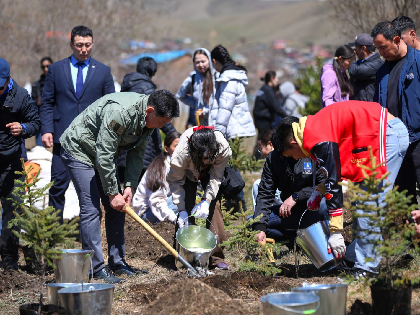 Монгол Улсын Ерөнхийлөгч “Нөхөрлөлийн ой” цэцэрлэгт хүрээлэнд мод тарилаа