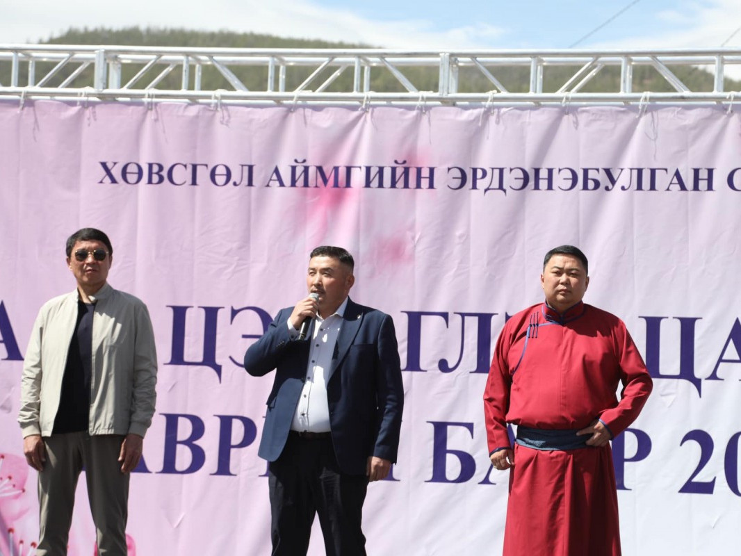 Эрдэнэбулган сумын "Далийн баярт" УИХ-ын гишүүн Д.Батлут, дуучин Б.Сарантуяа, Никитоны Б.Батчулуун нар оролцжээ 